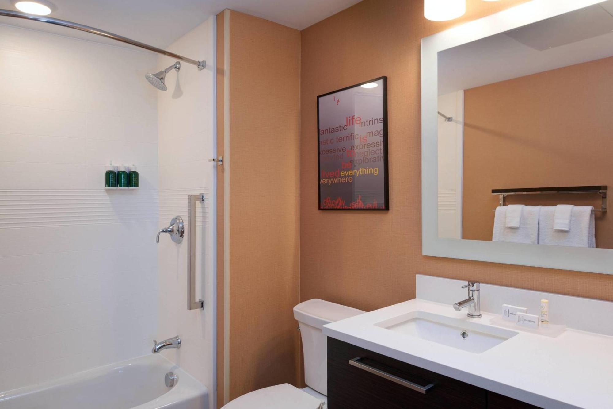 Towneplace Suites By Marriott Grand Rapids Airport Cascade Bagian luar foto
