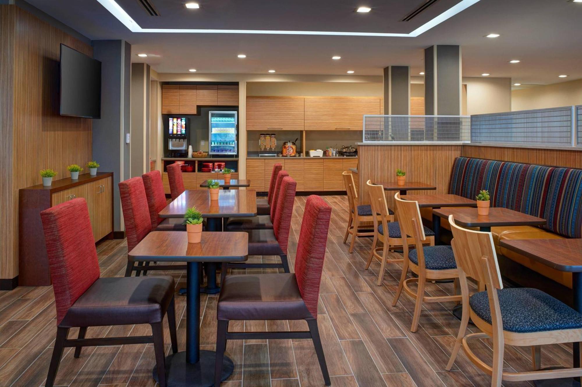 Towneplace Suites By Marriott Grand Rapids Airport Cascade Bagian luar foto